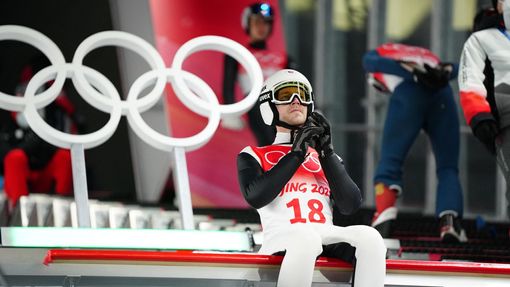 Skokan na lyžích Roman Koudelka v kvalifikaci na velkém můstku na ZOH 2022 v Pekingu