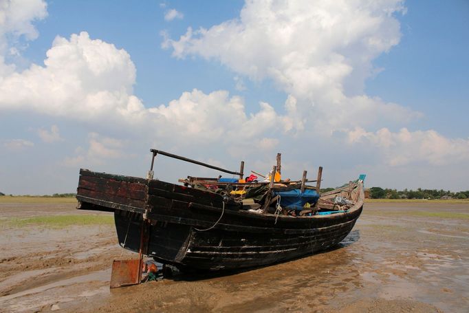 Zchátralé plavilo rohingských uprchlíků