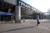 Praha Hlavní nádraží, pro cizince obvyklá brána do Česka. Pro stovky uprchlíků z Blízkého východu poslední přestupní stanice na jejich cestě do Německa.
