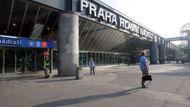 Praha Hlavní nádraží, pro cizince obvyklá brána do Česka. Pro stovky uprchlíků z Blízkého východu poslední přestupní stanice na jejich cestě do Německa.