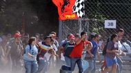 Diváci vtrhli po skončení Velké ceny Itálie na závodní okruh v Monze.