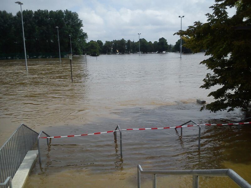 Voda před stadionem v Drážďaněch, kde se hraje MS inlinistů