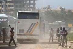 Za útokem na evakuační konvoj u Aleppa stojí radikálové z bývalé An-Nusry, tvrdí Asad
