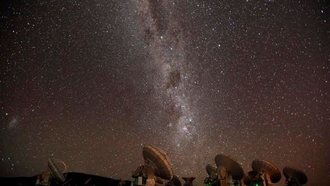 Soustava radioteleskopů ALMA v noci.