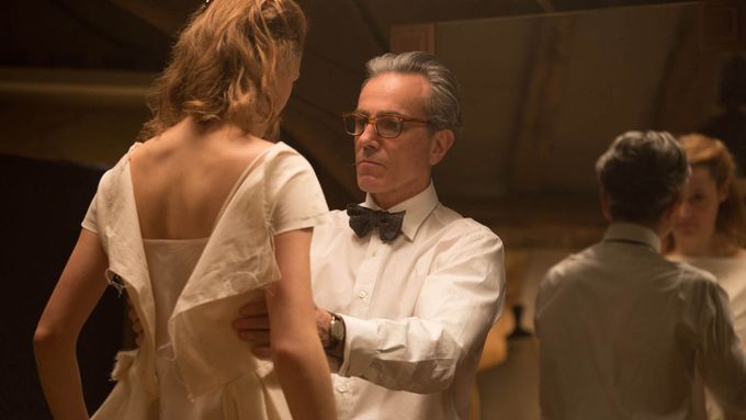 Vyhledávaného londýnského návrháře ve filmu Nit z přízraků ztvárnil britský rodák Daniel Day-Lewis.