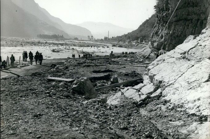 Trosky městečka Longarone (10. října 1963).