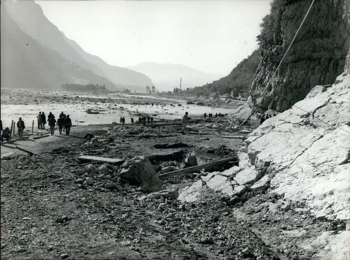 Trosky městečka Longarone (10. října 1963).