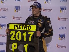 Pietro Fittipaldi slaví titul šampiona Světové série formule V8 3.5 v roce 2018.