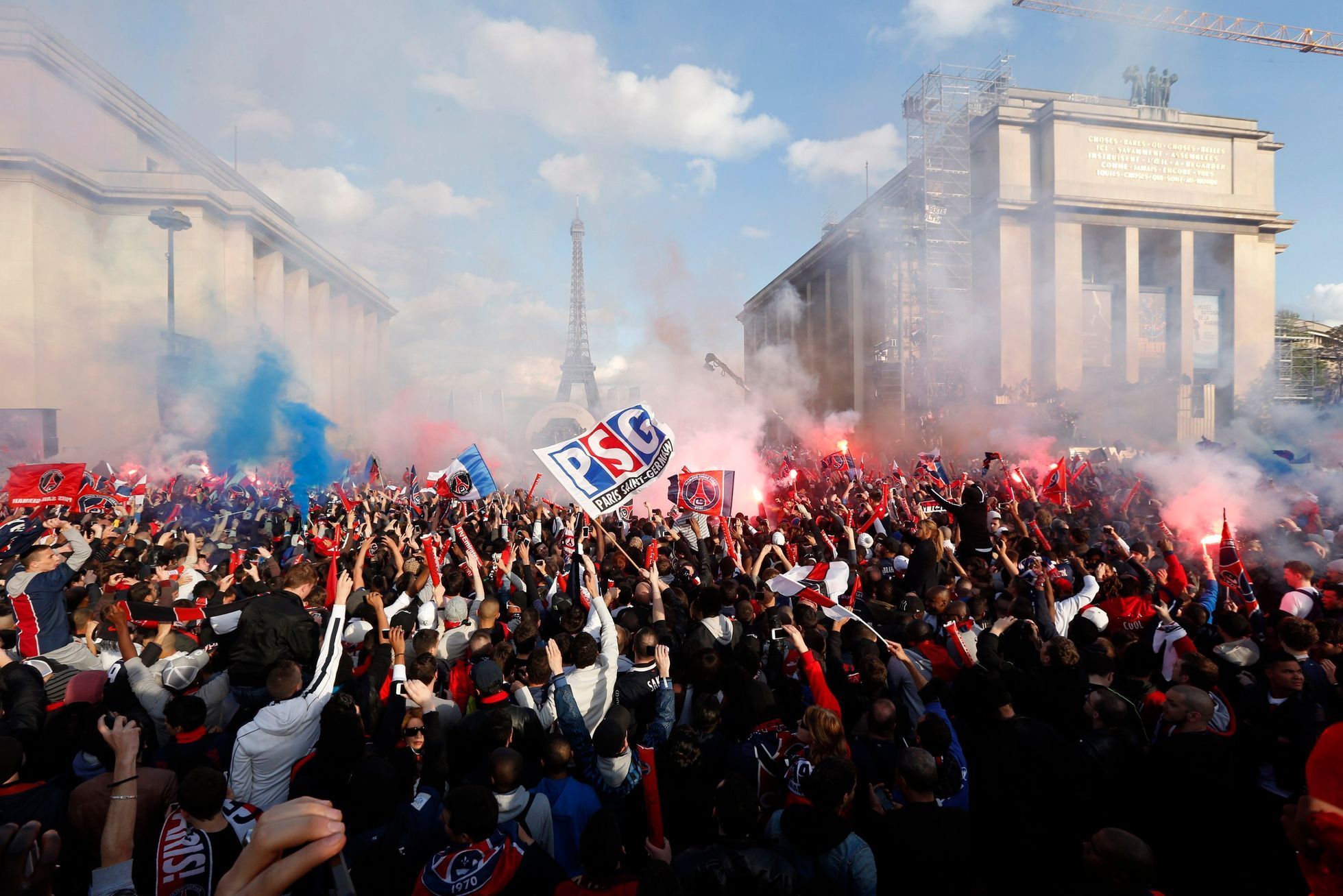 Fanoušci Paris St. Germain slaví titul v Ligue 1
