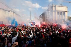 VIDEO Oslavy titulu PSG se zvrhly, Ultras se rvali s policií