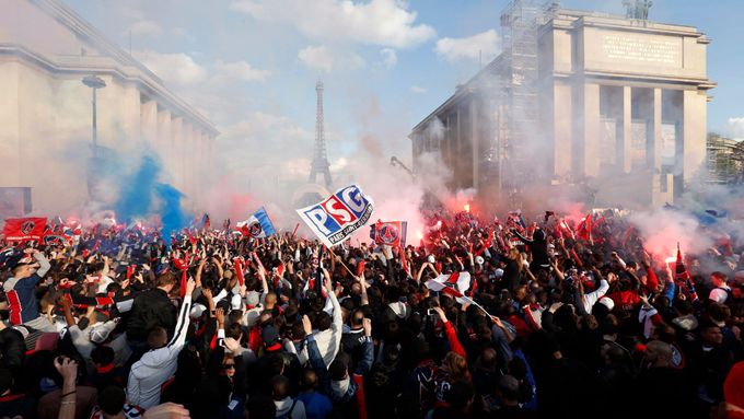 Oslavy v Paříži se zvrhly, Beckham a spol. prchali před fanoušky