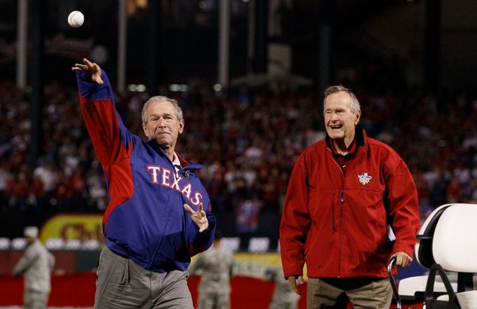 Bývalí prezidenti George Bush mladší a George Bush starší při slavnostním zahájení čtvrtého zápasu baseballové světové série mezi Texasem Rangers a San Francisco Giants.