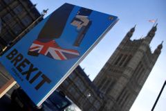 100 dní do brexitu: Britové řeší "divoký" rozvod, hrozí kolony i zablokovaná letiště