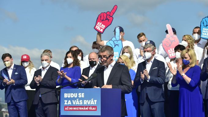 Andrej Babiš a další straníci na zahájení kampaně hnutí ANO v Ústeckém kraji.
