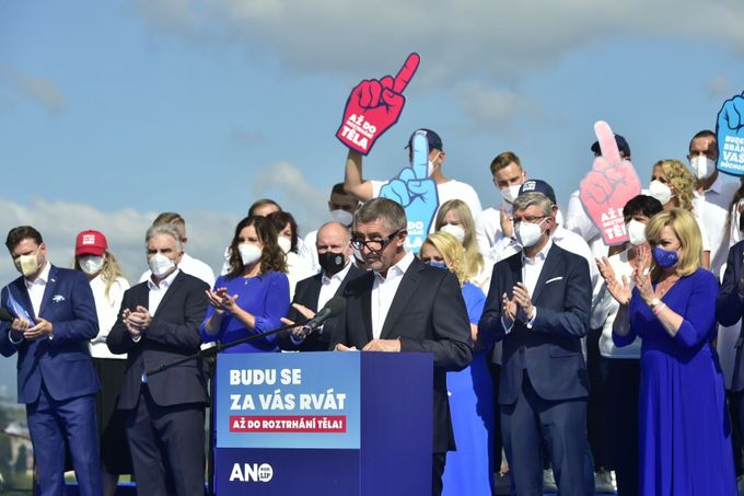 Andrej Babiš a další straníci na zahájení kampaně hnutí ANO