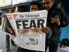 "Strach" je titulek pátečních novin, které Indy informují o průběhu teroristických útoků.