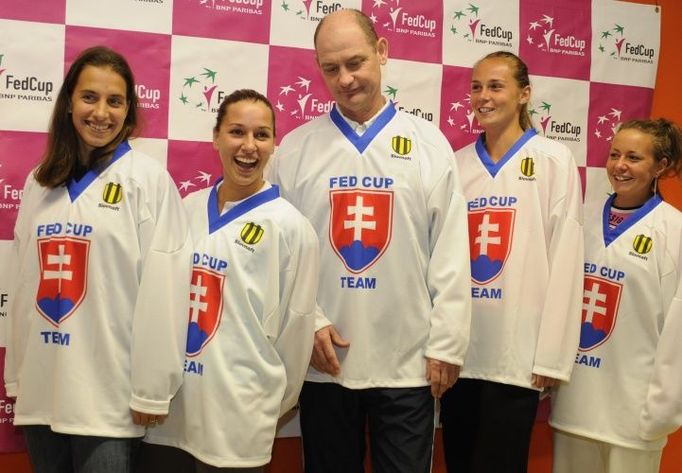 Slovenský tým v plné zbroji: Janette Husárová, Dominika Cibulková, nehrající kapitán Mojmír Mihal, Kristína Kučová a Magda Rybáriková