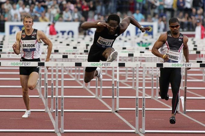 Dayron Robles se vznáší přes překážky v závodě na 110 metrů na Zlaté tretře v Ostravě. Časem 12.87 sekundy vytvořil nový světový rekord.