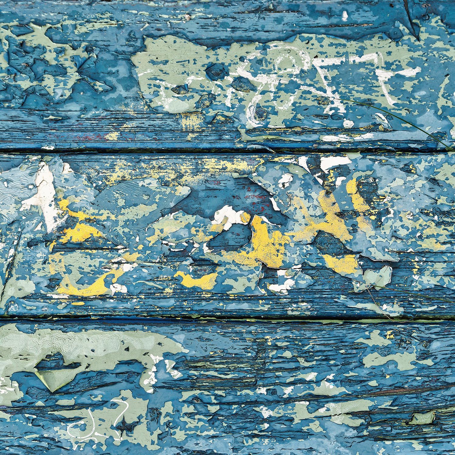 Hřbitov pražských laviček, které měly sloužit jako reklamní poutače (Praha-Libuš, Obrataňská ulice, 2022)