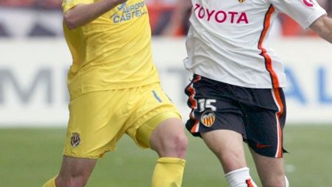 Joaquin bojuje o míč s Garciou během zápasu Villarrealu s Valencií.