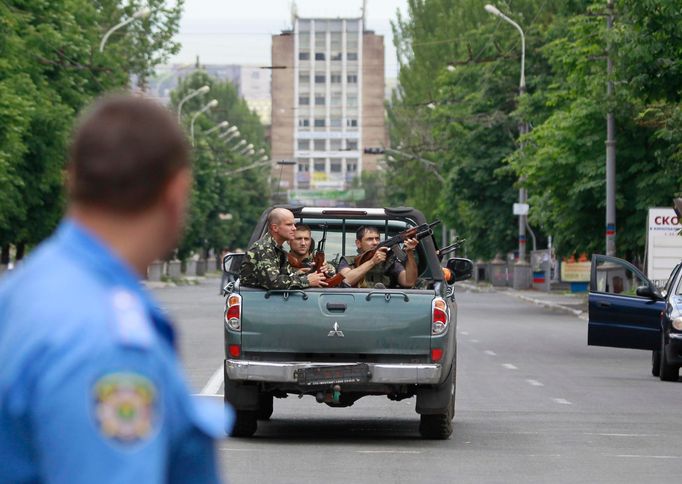 Přislušníci ukrajinských bezpečnostních složek v přístavu Mariupol, odkud se pokoušejí vytlačit separatisty.