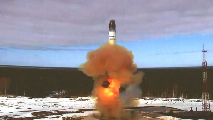 Mezikontinentální raketa Sarmat při testech na kosmodromu Pleseck v Archangelské oblasti v Rusku. Záběr z videa zveřejněného ruským ministerstvem obrany 20. dubna 2022.