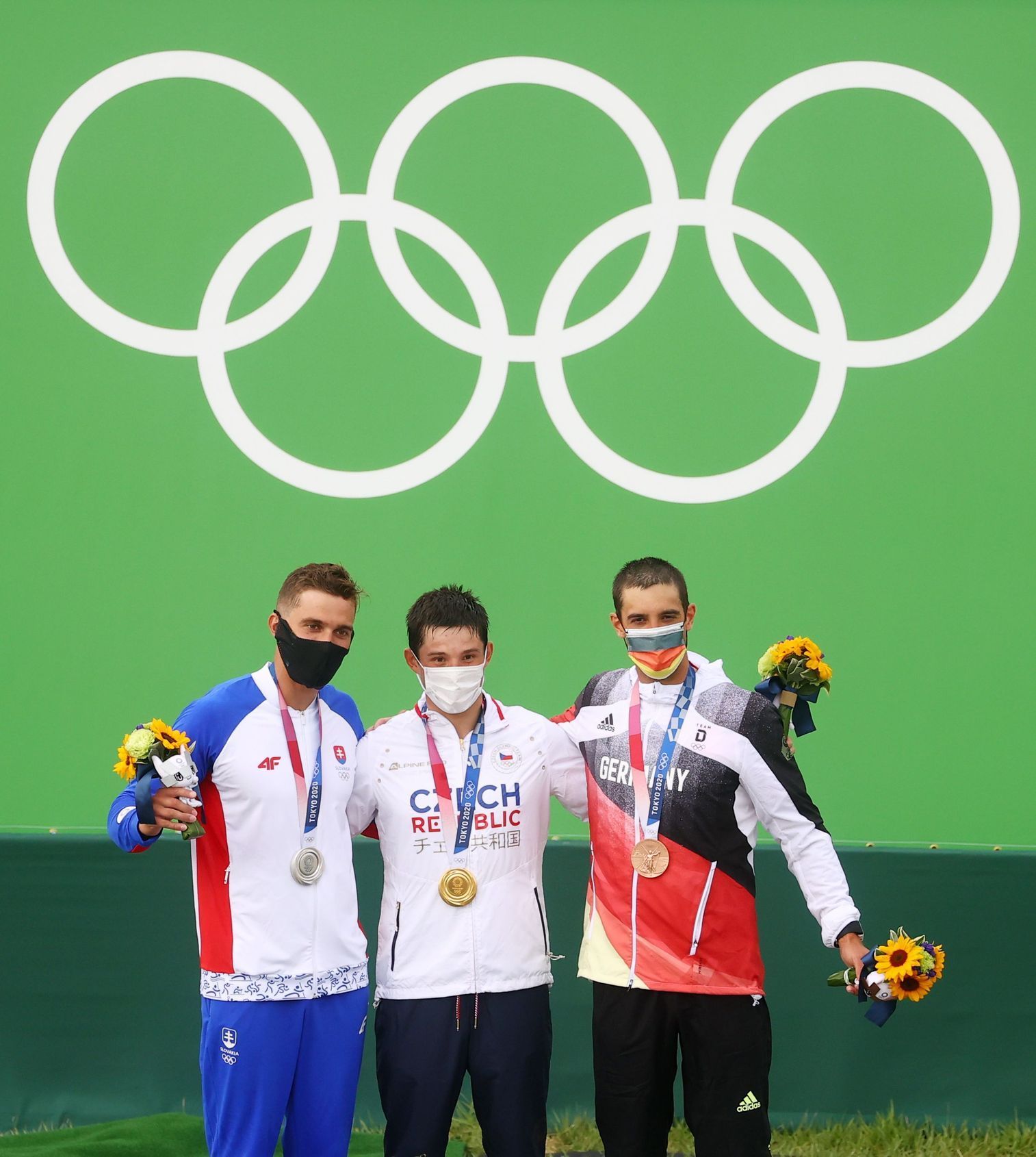 Zleva druhý Jakub Grigar, vítězný Jiří Prskavec a třetí Hannes Aigner po finále kajakářů na OH 2020
