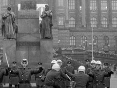 28. říjen 1988 na Václavském náměstí. O rok později byla demonstrace rozehnána znovu.