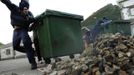 A coal miner throws stones at Guardia Civil officers during clashes at Cinera village near Leon, northern Spain June 19, 2012. The miners were protesting against the government's proposal to decrease funding for coal production. REUTERS/Eloy Alonso (SPAIN - Tags: POLITICS CIVIL UNREST BUSINESS EMPLOYMENT) Published: Čer. 19, 2012, 3:19 odp.