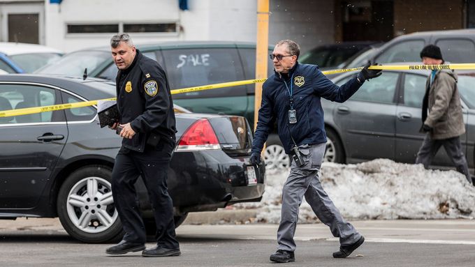 Policie na místě střelby v americkém městě Milwaukee, kde útočník postřílel několik lidí.