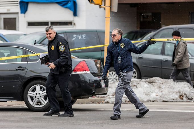 Policie na místě střelby v americkém městě Milwaukee, kde útočník postřílel několik lidí.