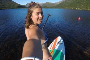 Ukulele, paddleboard a sušené rybí hlavy. Samková před sezonou poznávala Norsko