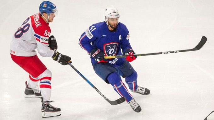 David Pastrňák a Pierre-Édouard Bellemare na hokejovém MS 2017