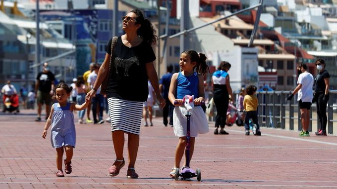 Rodiny na procházce na promenádě u pláže Las Canteras na ostrově Gran Canaria. Minulou neděli mohly poprvé po šesti týdnech nouzového stavu ven i děti.