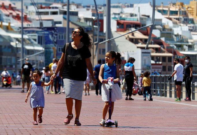 Rodiny na procházce na promenádě u pláže Las Canteras na ostrově Gran Canaria. Minulou neděli mohly poprvé po šesti týdnech nouzového stavu ven i děti.