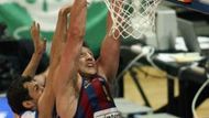 Denis Marconato z Barcelony (vpravo) dává koš, i když je tísněný hráčem CSKA Moskva Thomasem Van den Spiegelem.