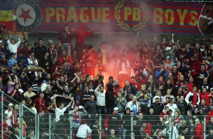 Fanoušci Sparty při derby se Slavií.