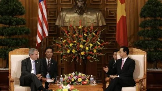 Bush přijel na místo činu: do Vietnamu