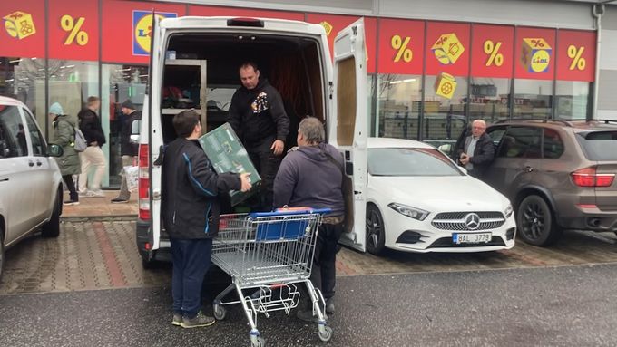 Do Lidl outletu dorazili hlavně řemeslníci, ale i lidé pro věci na maturitní ples