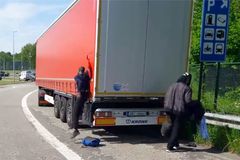 Český řidič má jít za pašování migrantů ve Francii do vězení, v kamionu jich měl 15