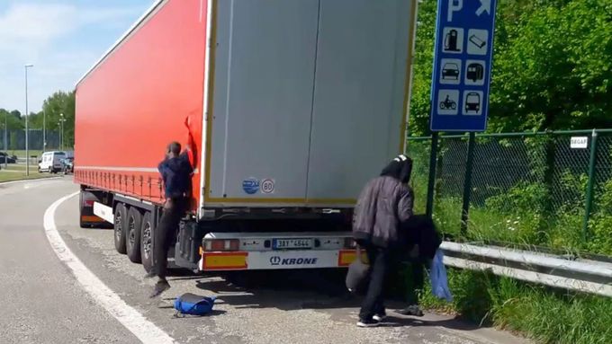 Cesta hrůzy do Británie. Migranti v Belgii obsadili český kamion