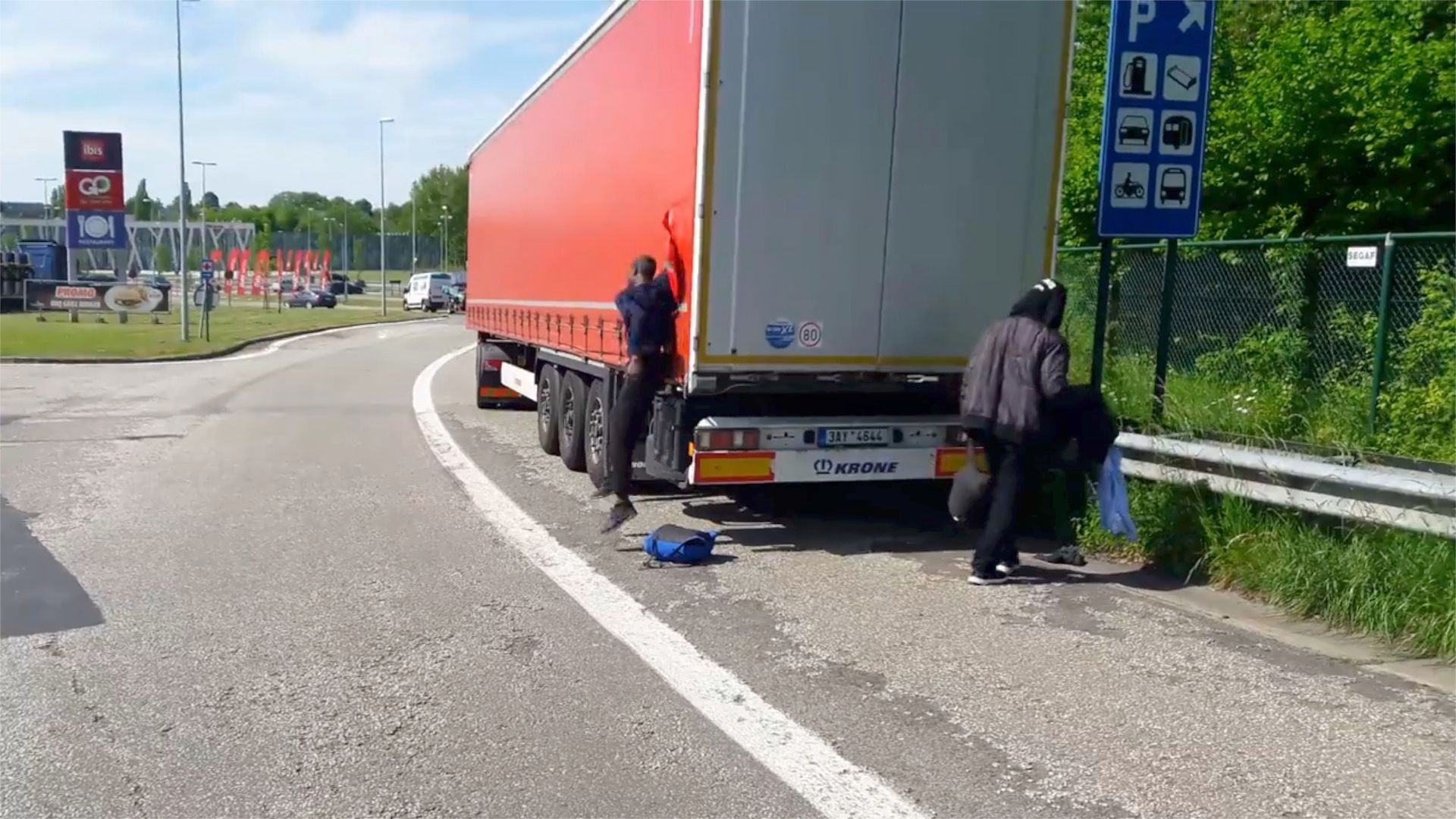 Cesta hrůzy do Calais. Migranti v Belgii obsadili český kamion