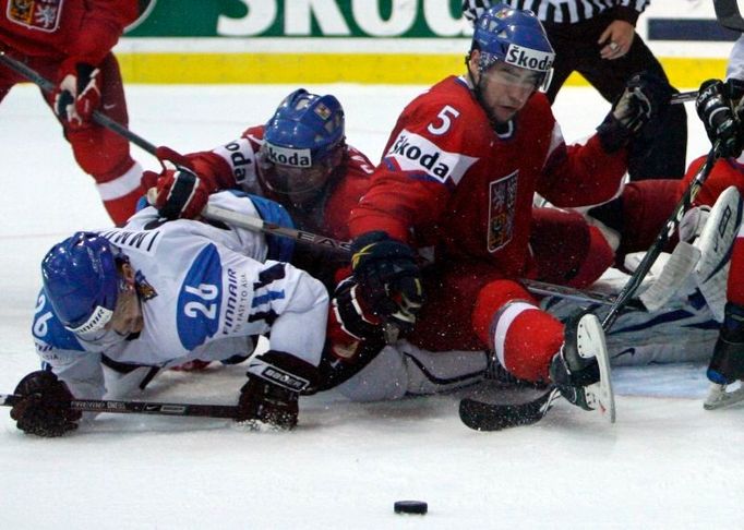 Jarkko Immonen před českou brankou.