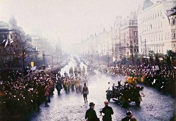 Příjezd  prezidenta T.G.Masaryka do Prahy - prezident projíždí Václavským náměstím 21.12.1918. Kolorováno