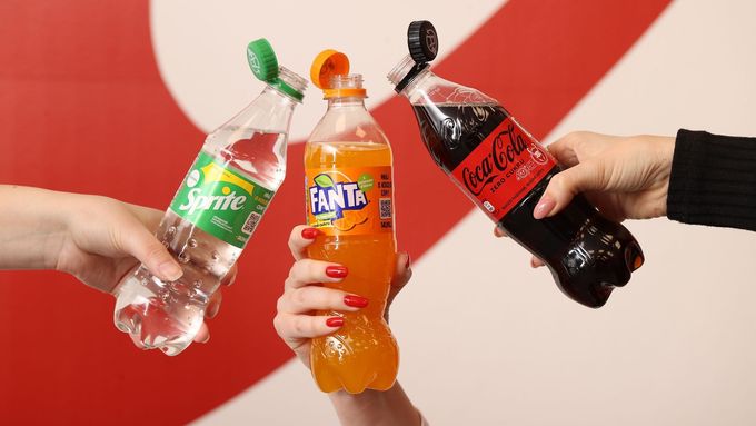 Coca-Cola zavádí neodnímatelná víčka.
