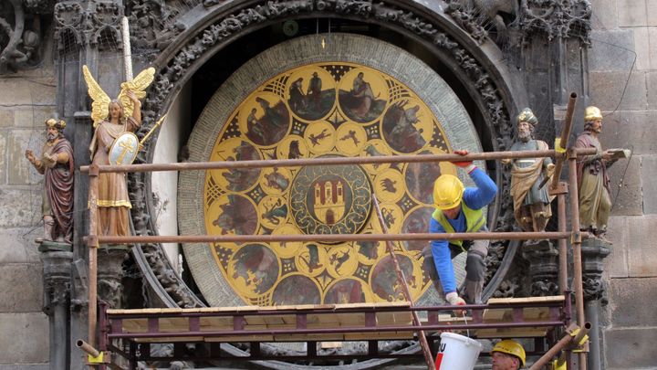 Část pražského orloje je znovu v péči restaurátorů, ciferník chybně přemalovali