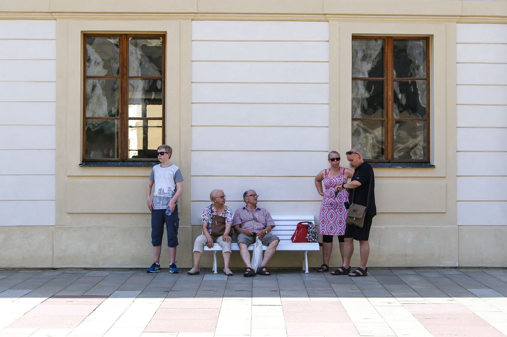 Vedro v Praze; teplo, slunce, voda, léto, turisté, koupání, osvěžení, žár, Žluté lázně, Staroměstské náměstí