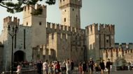 Nejjižnější cíp jezera, městečko Sirmione, je oblíbené pro svůj historický ráz. Letovisko má výjimečnou atmosféru a nejzachovalejší obranné opevnění v celé Itálii.