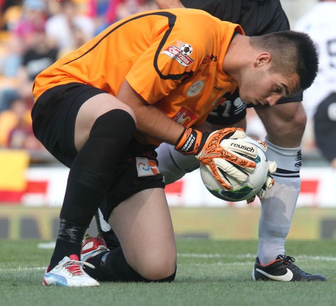 Fotbalový brankář Tomáš Koubek chytá střelu v utkání 6. kola Gambrinus ligy 2012/13 mezi Spartou Praha a Hradcem Králové.