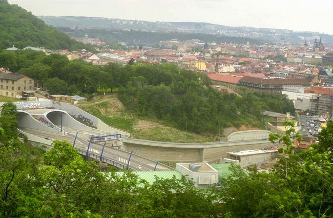 Stavba Strahovského tunelu v blízkosti smíchovského parku Sacre-couer nedaleko centra Smíchova. Rok 2001.